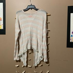 Adorable open back light sweater 💗